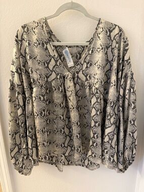 Python-Print V-Neck Long Sleeve Women's Top in Black and Cream